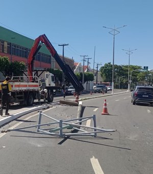 Veículo bate em poste e interdita avenida no Jaraguá; condutor é socorrido