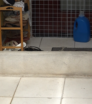 [Vídeo] Moradores denunciam alagamentos recorrentes em rua no bairro do Prado