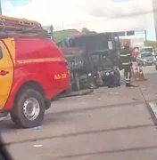 Colisão entre carreta e caminhão deixa dois feridos em Messias