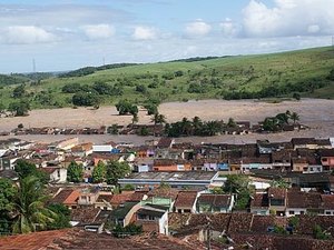 Suspeito tenta fugir, é perseguido e preso com arma de fogo