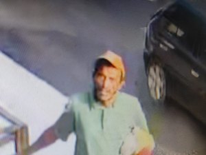[Vídeo] Câmeras flagram criminoso invadindo imóvel e roubando geladeira