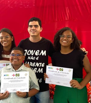 Jovens de Maragogi recebem certificado de formação em inglês