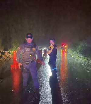 Chuva forte provoca deslizamentos em trecho da AL-210 entre Palmeira e Quebrangulo