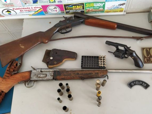 Duas pessoas são presas após postarem foto com armas nas redes sociais