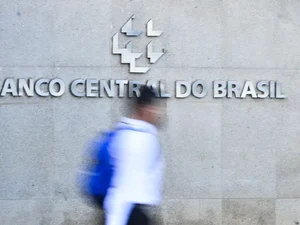 Juros das famílias seguem elevados e chegam a 64% ao ano, diz BC