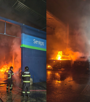 Incêndio de grandes proporções atinge oficina e destrói cinco carros em Arapiraca