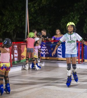 Famílias aproveitam pistas de patinação instaladas em bairros de Maceió