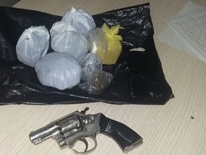 Jovem é preso com meio quilo de maconha e arma de fogo na frente de igreja
