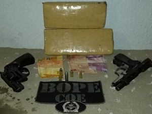 Polícia prende dupla por tráfico de entorpecentes e porte ilegal de arma 