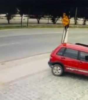 Motociclista colide com ciclista que atravessava avenida sem atenção em Maceió