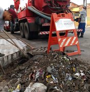 Lixo jogado nas ruas pela população é retirado de galerias durante drenagem