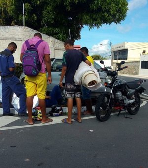 Carro colide com motocicleta e bate de frente com muro de residência