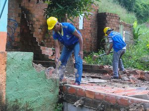 Moradias condenadas pela Defesa Civil começam a ser demolidas