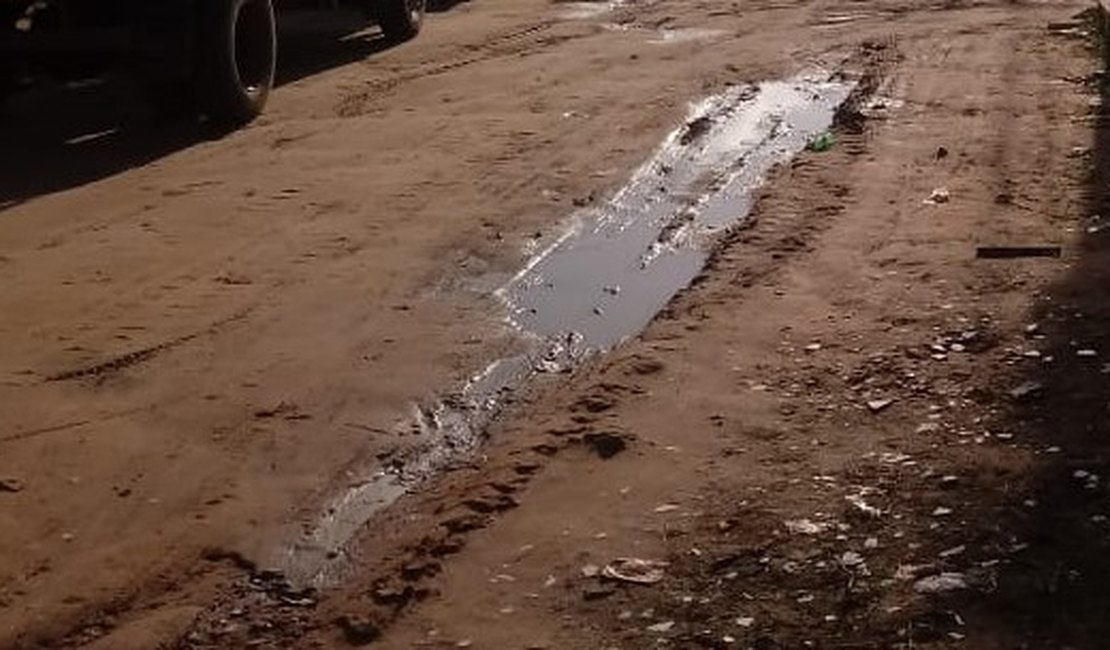  [Vídeo]Moradores reclamam de buracos e lama no povoado Peleve Velho
