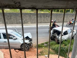 Motorista embriagado foge após bater em carro estacionado na Cidade Universitária