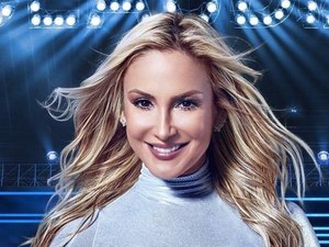 Claudia Leitte dá sermão em fã que não largou o celular no palco
