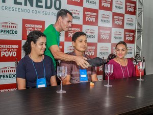 Curso de Excelência no Serviço de Garçom qualifica população de Penedo