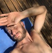 Rodrigo Hilbert posa sem camisa ao tomar sol: 'Vitaminando
