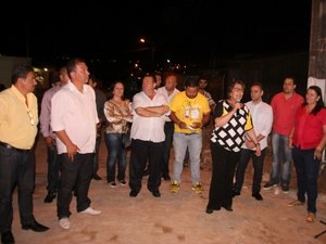 Prefeita entrega ruas pavimentadas