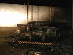 Caminhão é completamente destruído durante incêndio em Palmeira dos Índios