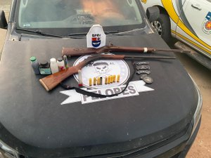 Homem é preso por porte irregular de arma de fogo e denuncia seu vizinho pelo mesmo crime
