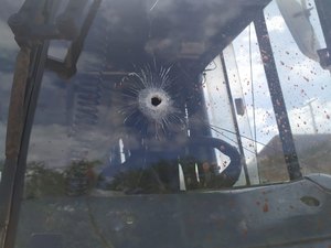 Assaltantes atiram contra ônibus com aposentados e motorista leva tiro no Sertão