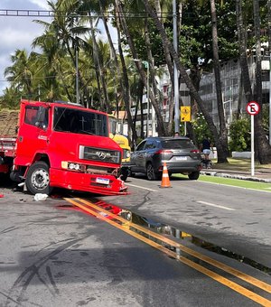 Acidente entre caminhão e carro deixa trânsito lento na orla de Ponta Verde