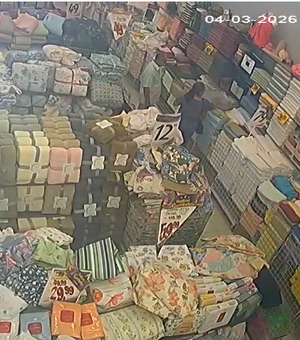 [Vídeo] Câmera de videomonitoramento flagra dupla furtando loja no Centro de Arapiraca