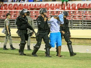 Confronto de torcedores provoca prisões e PM dispara balas de borracha