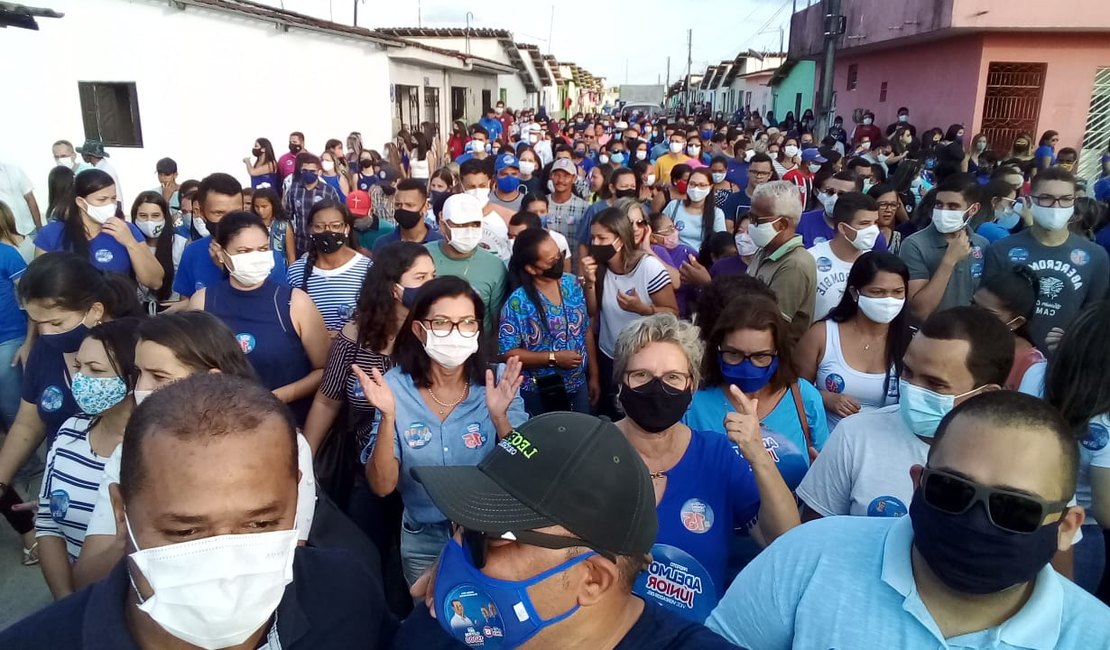 Moradores do Jarbas Maya saem às ruas para prestigiar caminhada de Adelmo Júnior