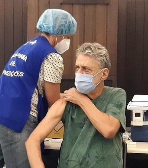 Aos 76 anos, Chico Buarque recebe 2ª dose de vacina contra covid-19
