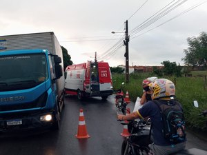Jovem fica ferido após colidir motocicleta contra traseira de caminhão
