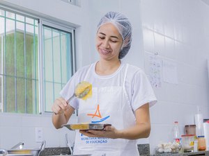 Merendeira de Maceió concilia trabalho em CMEI com curso superior de Nutrição