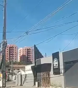 Queda de postes provoca transtornos no trânsito em Mangabeiras, em Maceió