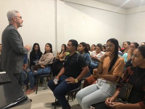 Técnicos do TRE ministram palestra sobre importância dos mesários para universitários