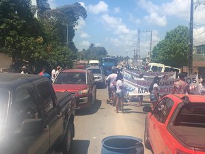 Manifestantes bloqueiam AL 101 Norte em Maragogi