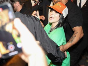 Billie Eilish causa tumulto na festa de Anitta e vai embora meia hora depois de chegar