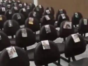 [Vídeo] Pastor evangélico enche cadeiras de igreja com fotos de fiéis e faz orações em templo vazio