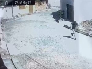 Câmera registra suspeito deixando casa após feminicídio em São Brás