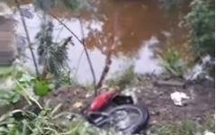 Moto cai na ribanceira e homem fica com parte do corpo dentro de riacho em Igaci