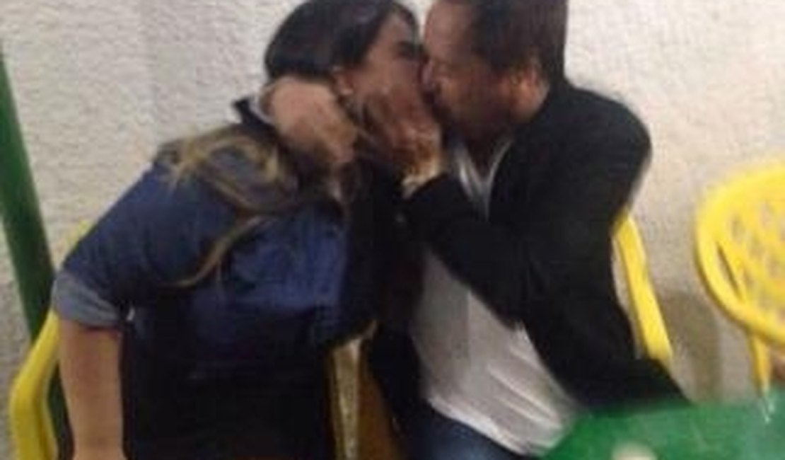 Casado, Leonardo é flagrado aos beijos após fazer show em Minas