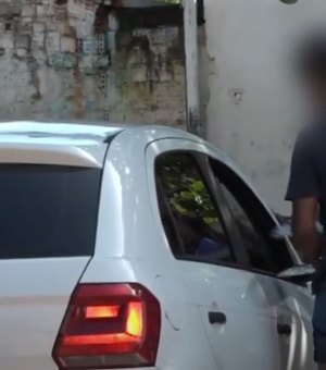 Moradores vendem placas de veículos perdidas em ruas alagadas