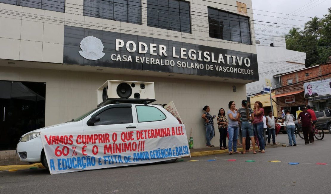 [Vídeo] Professores protestam por precatórios do Fundeb em Maragogi