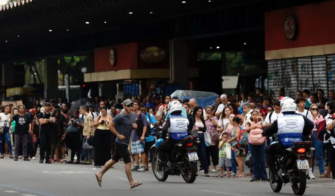 Rio de Janeiro: avenidas são liberadas e metrô reforça horário de trens