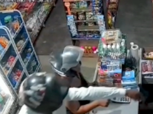 [Vídeo] Casal se passa por cliente e assalta dono de mercadinho em Arapiraca