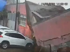 Muro desaba sobre carros no Centro de Rio Largo e deixa danos materiais