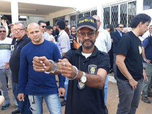 Com algemas, policiais civis se apresentam em delegacia do RN