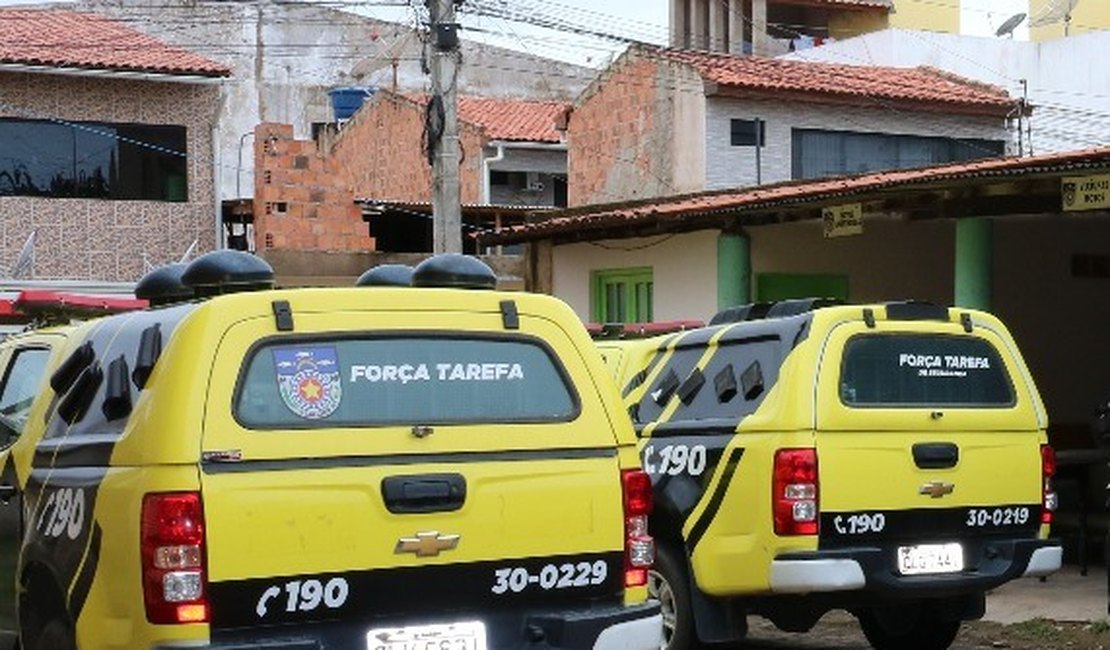 Homem quebra objetos dentro de casa em Maragogi