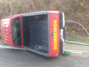 Viatura do Corpo de Bombeiros derrapa e capota na Av. Pierre Chalita