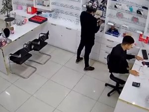 Assalto em plena luz do dia assusta clientes de ótica no Centro de Arapiraca